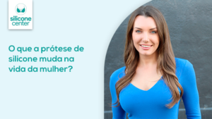 mulher de cabelo longos, usando uma blusa azul de manga comprida