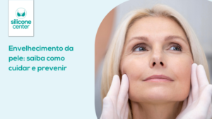 Mulher de idade tendo mãos com luvas de médico tocando seu rosto para falar sobre envelhecimento da pele