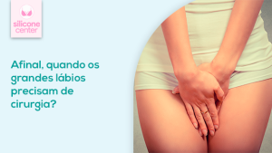 Grandes lábios: quando eles precisam de cirurgia plástica? Mulher com as duas mãos na frente da região íntima
