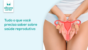 Saúde reprodutiva: tudo que você precisa saber Mulher com as mãos na frente da região íntima com um desenho na frente representando o orgão reprodutor