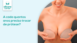 Troca de prótese: a cada quantos anos precisa substituir? Imagem de uma mulher segurando uma prótese de silicone na frente de cada seio