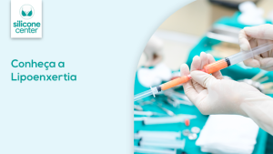 Lipoenxertia: conheça esse procedimento estético Imagem de uma mão usando luvas, manipulando duas seringas