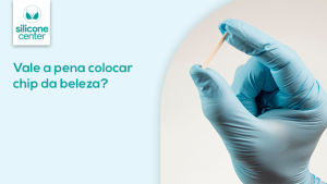 Chip da beleza: vale a pena colocar? Imagem de uma mão usando uma luva segurando um tupinho