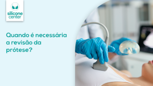 Revisão da prótese: quando ela é necessária? Imagem de um aparelho de ultrassom sendo passado pelos seios de uma mulher