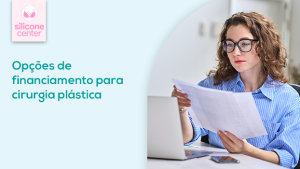Cirurgia plástica parcelada: como realizar seu sonho de colocar silicone! Mulher usando uma camisa azul, com um óculos preto, segurando um papel