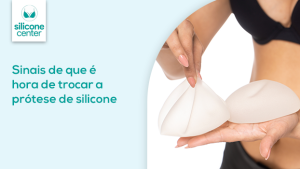 Troca da prótese: 5 sinais de que é hora de substituir o implante Mulher com duas próteses de silicone na palma da mão