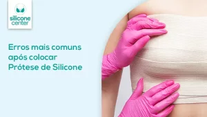 Erros após o silicone: o que não fazer no pós-operatório Mulher usando uma faixa pós-cirúrgica nos seios