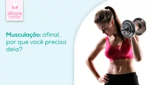 Musculação: por que você precisa dela? Mulher usando tum top rosa, com o cabelo presto, segurando um halter