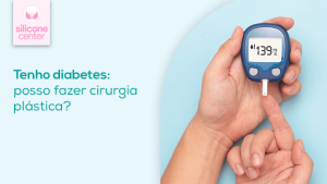 Quem tem diabetes pode colocar silicone? Imagem de uma pessoa medindo a glicemia com o aparelho