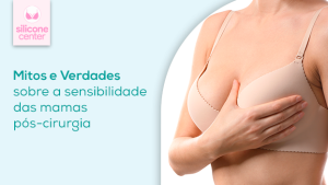 Sensibilidade das mamas após a cirurgia plástica: mitos e verdades Imagem de usando um sutia cor da pele, com uma das mãos apertando um dos seios