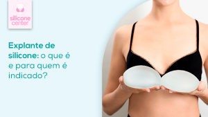 Imagem mostrando o tronco de uma mulher com um sutiã preto, segurando uma prótese de silicone em cada mão