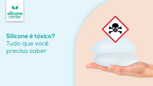 Silicone é tóxico? Tudo que você precisa saber sobre a prótese Imagem mostrando duas próteses de silicones empilhadas com um símbolo de risco acima delas