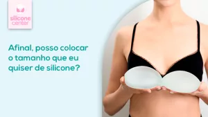 Imagem de uma mulher segurando duas próteses de silicone