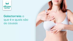 Imagem de uma mulher apertando o seio esquerdo com uma das mãos