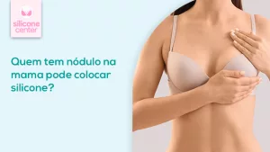 Posso colocar silicone tendo nódulo na mama? Imagem de uma mulher apalpando o seio direito.