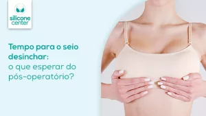 Tempo para o seio desinchar: o que esperar do pós-operatório do silicone? Mulher usando um top bege, com as mãos sobre os seios