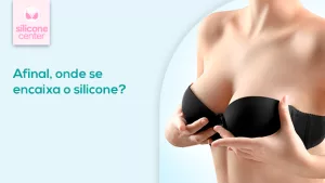 Anatomia do seio: onde se encaixa o silicone? Imagem mostrando uma mulher usando um sutiã tomara que cai preto, segurando os seios com as mãos