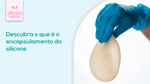O que é o encapsulamento do silicone e por que isso acontece? Imagem de uma mão usando uma luva azul, segurando uma prótese de silicone