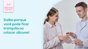 Segurança da mamoplastia: porque você pode ficar tranquila ao colocar silicone! Imagem de uma mulher tocando na prótese de silicone que está sendo segurada por um médico