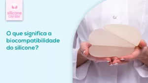 Biocompatibilidade do silicone: por que esta característica é tão importante para mulheres que colocam prótese? Imagem mostrando uma mão segurando duas próteses de silicone