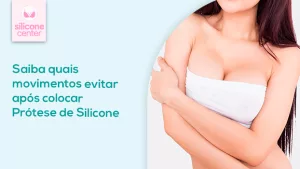 Levantar o braço após o silicone: a verdade sobre os movimentos que você precisa evitar Imagem de uma mulher usando um top branco abrançando os seios