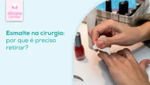 Esmalte na cirurgia: por que é preciso retirar? Imagem mostrando uma pessoa removendo o esmalte das unhas