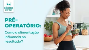 Alimentação no pré-operatório: como ela pode contribuir para o resultado da cirurgia? Imagem mostrando uma mulher sorrindo, com um bowl de salada na mão