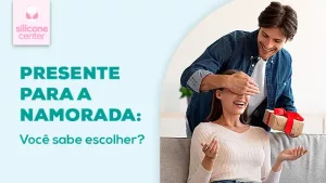 Presente para a namorada: você sabe escolher? Imagem mostrando um homem com uma caixa de presente na mão, vendando os olhos de uma mulher