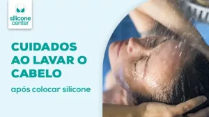 Imagem mostrando uma mulher lavando os cabelos, mostrando água caindo sobre seu rosto