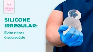 Prótese de silicone falsa: como não cair nesta armadilha? Imagem mostrando uma mão segurando uma prótese de silicone, mostrando o silicone saindo de dentro dela