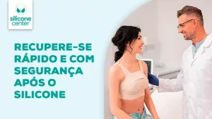 Prótese de silicone recuperação rápida: é realmente possível aumentar os seios e voltar à vida normal em 24 horas? Imagem mostrando uma mulher usando um sutiã cirúrgico, sentada de frente para um médico que provavelmente deve estar examinando-a