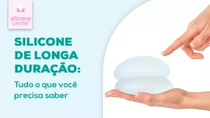 Prótese de silicone que não precisa trocar: quais são as mais indicadas? Imagem de uma mão segurando duas próteses de silicone e uma outra apontando o dedo para elas