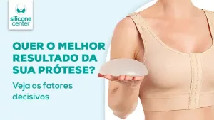 Resultado do silicone: quais são os fatores que influenciam? Guia completo para expectativas realistas Imagem mostrando o tronco de uma mulher, no qual ela está segurando uma prótese de silicone