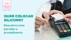 Silicone parcelado: como realizar o sonho da cirurgia plástica? Imagem mostrando uma pessoa aproximando um cartão de uma máquina de cobrança