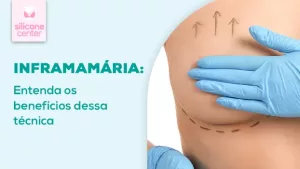 Vantagens da incisão inframamária: por que colocar o silicone por baixo da mama? Imagem mostrando um seio com marcações feitas com caneta, com uma mão com luva tampando a aréola.
