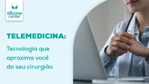 Telemedicina: como ela pode ajudar você a realizar o sonho do silicone? Imagem mostrando uma médica olhando para a tela de um computador