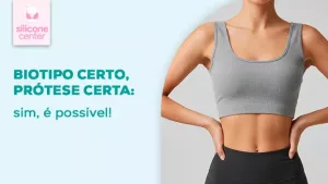 Imagem mostrando o tronco de uma mulher. Ela está utilizando um top na cor cinza e uma calça preta